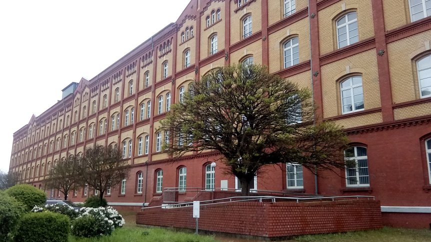 Bild: Dieses Geb&auml;ude in der Gerhart-Hauptmann-Stra&szlig;e soll in eine Seniorenwohnanlage umfunktioniert werden. Nach dem Aus einer Erstaufnahme-Einrichtung f&uuml;r Fl&uuml;chtlinge hatte man nicht mehr mit der Verwirklichung der urspr&uuml;nglichen Idee gerechnet. 70 bis 80 R&auml;umlichkeiten k&ouml;nnten es f&uuml;r Senioren werden.