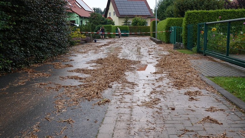 Bild: Mehrere Stra&szlig;en in Salza wurden in der Nacht &uuml;berflutet, wie hier der Buchenweg