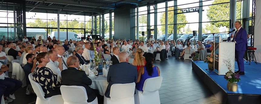 Bild: Blick auf die G&auml;ste im Mercedes-Autohaus