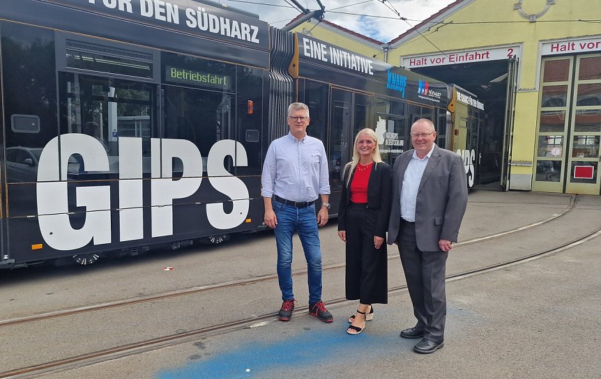 Bild: Von links: Knauf-Werkleiter Andr&eacute; Materlik, Mariana Kohlhause, SD VerkehrsMedien Th&uuml;ringen GmbH und Thorsten Schwarz, Gesch&auml;ftsf&uuml;hrer der Nordh&auml;user Verkehrsbetriebe