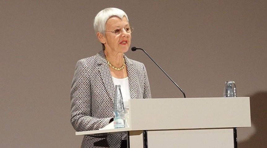 Bild: Krone-Schmalz bei ihrem Vortrag