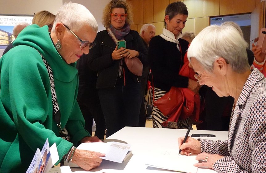 Bild: Gabriele Krone-Schmalz (rechts) beim Signieren ihres neuesten Buches