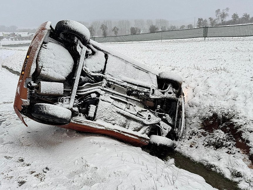 Bild: Schneechaos auf Landkreisstra&szlig;en