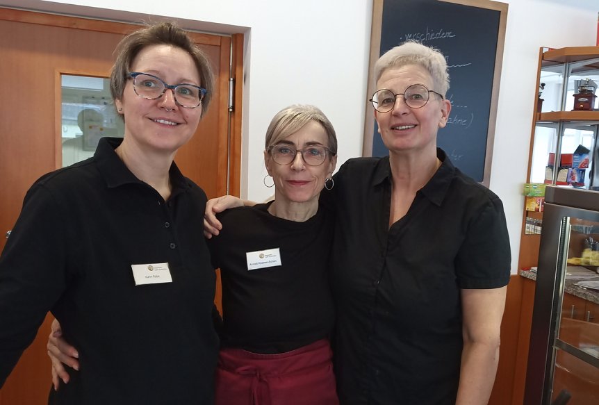 Bild: Konditorin Katrin Kaufhold (rechts) leitet das Cafe. Ihr zur Seite Annett K&ouml;stner-Sch&ouml;n und Karin Rabe. Nicht mit im Bild Ramona Manegold.