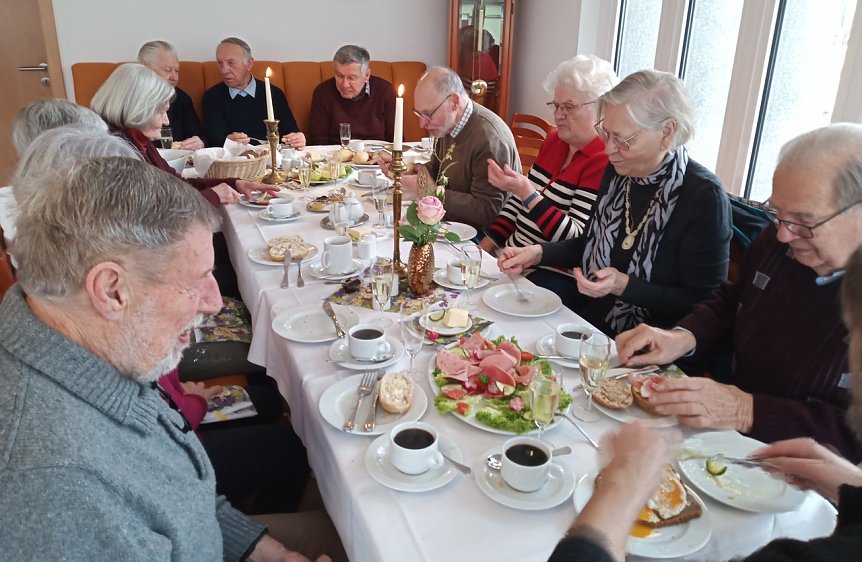 Bild: Das Caf&eacute; &ouml;ffnet mittwochs und freitags um 9 Uhr, ansonsten um 11 Uhr. Stets gut besucht, k&ouml;nnen sich Interessenten &uuml;ber Aush&auml;nge, online oder per Anruf informieren und W&uuml;nsche &auml;u&szlig;ern.