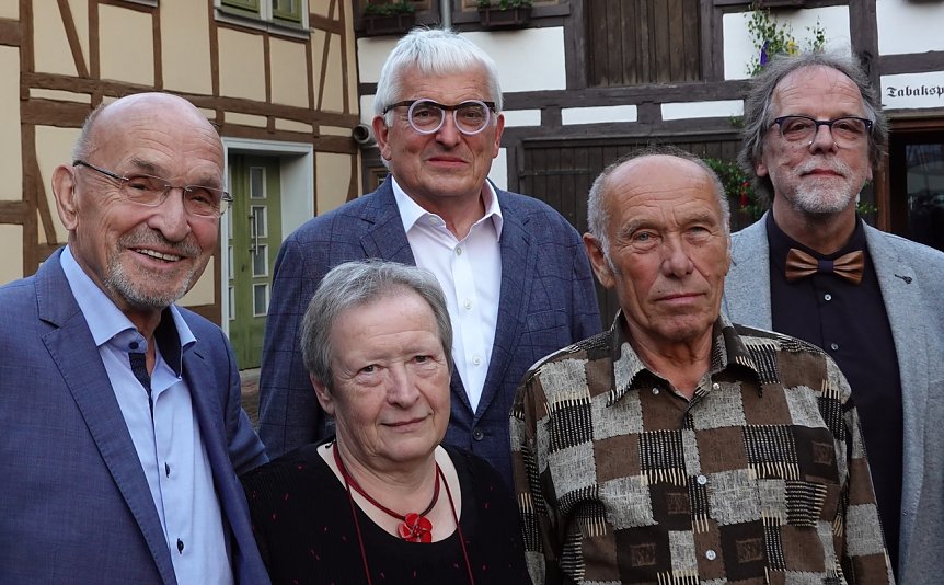 Bild: Von links: Klaus Wahlbuhl, ehemaliger B&uuml;rgermeister, Andreas Lesser, J&uuml;rgen Rennebach. Vorn: Gudrun Kn&ouml;ppel und Herbert Sch&ouml;ffel