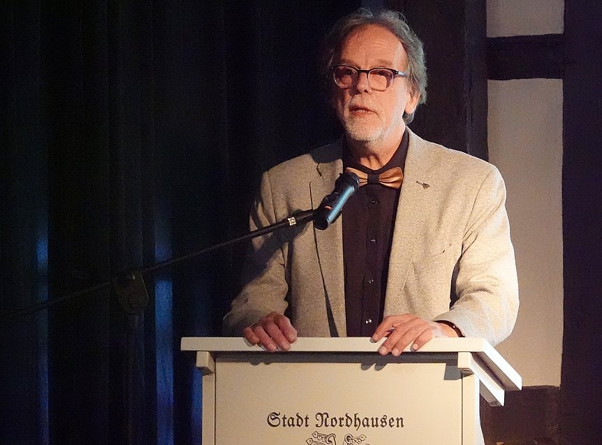 Bild: J&uuml;rgen Rennebach begr&uuml;&szlig;t die G&auml;ste der Festveranstaltung