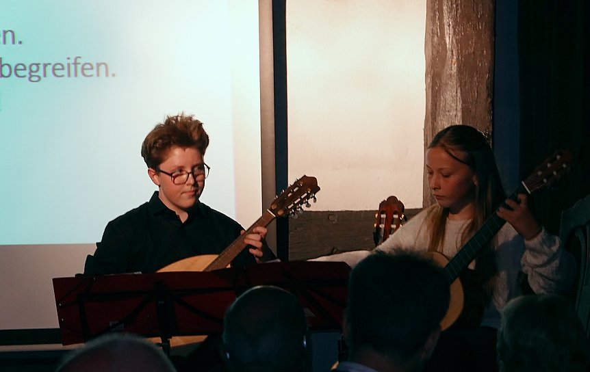 Bild: Musikalisch begleitet wurde die Festveranstaltung durch zwei Sch&uuml;lerinnen der Musikp&auml;dagogin Daniela Heise