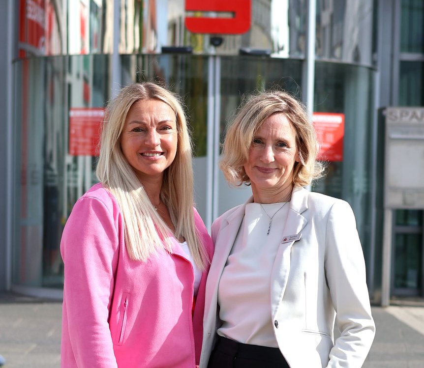 Bild: Gemeinsam die Netzwerke der Region zu st&auml;rken und einen Abend voller Inspiration zu erleben, darauf freuen sich Ramona Nahrstedt (Praxis RANA & INJOY) und Sandra Hoyer (Gruppenleiterin Vorstandsstab der Kreissparkasse Nordhausen).