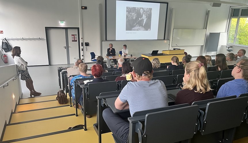 Bild: Einblick in eine anregende Veranstaltung &uuml;ber die Entstehung der Gleichberechtigung im Grundgesetz. Die Diskussion beleuchtete den Weg zur Gleichberechtigung und w&uuml;rdigte die entscheidenden Beitr&auml;ge von Pers&ouml;nlichkeiten wie Elisabeth Selbert.