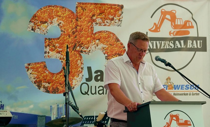 Bild: Robert B&ouml;hm begr&uuml;&szlig;t die G&auml;ste der Geburtstagsfeier