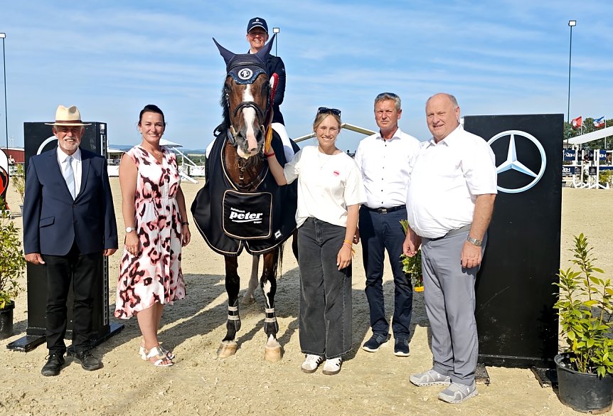 Bild: Von links: Erfried Henning, Christina Dost, die Siegerin Amke Stroman, Nina Klotzb&uuml;cher (Sponsorin des Ehrenpreises), Ralph Mackerodt und Helmut Peter. 
