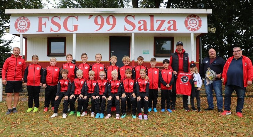 Bild: Schmucke Trainingsanz&uuml;ge f&uuml;r die Salzaer E-Junioren