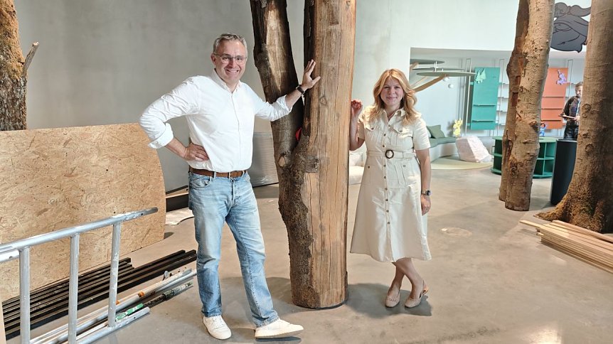 Bild: Gunnar Reuter, Gesch&auml;ftsf&uuml;hrer der Service GmbH und Standortleiterin Veronika T&ouml;pfer