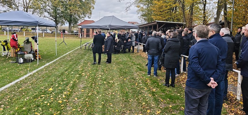 Bild: Rund 200 Freunde und Weggef&auml;hrten nahmen Abschied