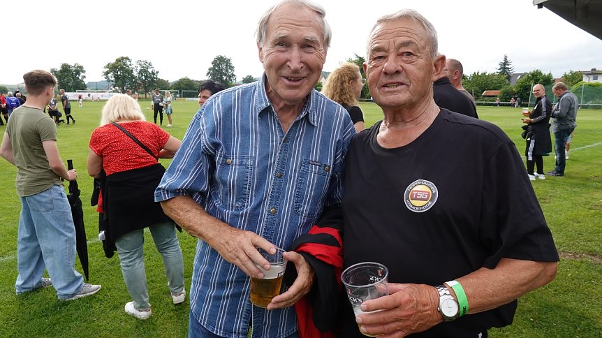 Bild: Noch im vergangenen Jahr war er beim Fest der TSG Krimderode dabei. Hier im Plausch mit Heinz Degner (links im Bild).