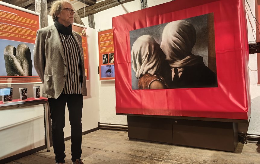 Bild: J&uuml;rgen Rennebach begr&uuml;&szlig;te die G&auml;ste der Vernissage