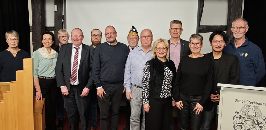 Bild: Von links: Christine Heimrich, Marion Wohler (Gesundheitsberaterin), Winfried Schmitt, Thorsten Schwarz, Kevin Schmidt (Tierschutz Nordhausen), Marcel Barth (B&uuml;ro und Technik), J&ouml;rg Bauersfeld (Ritter Doppelkorn), Uwe Maurer (Nordbrand), Kathrin Materlik (S&uuml;dharzwerke), Andr&eacute; Materlik (Knauf Rottleberode), Sabine Schr&ouml;der (Ideengeberin), Masanori Kobayashi (Klarinettist) und Werner Koppe (Naturf&uuml;hrer)