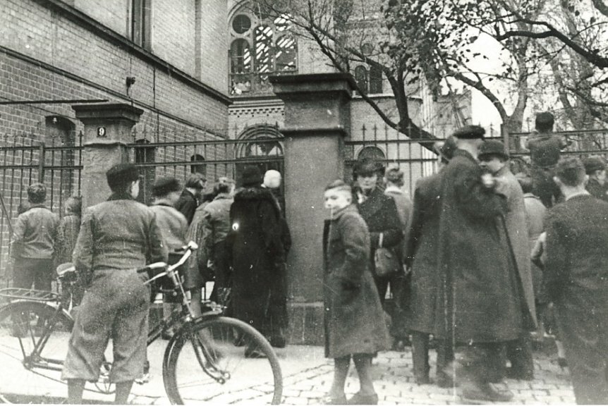 Bild: Am 10.11.1938 besichtigen Neugierige die ausgebrannte Synagoge