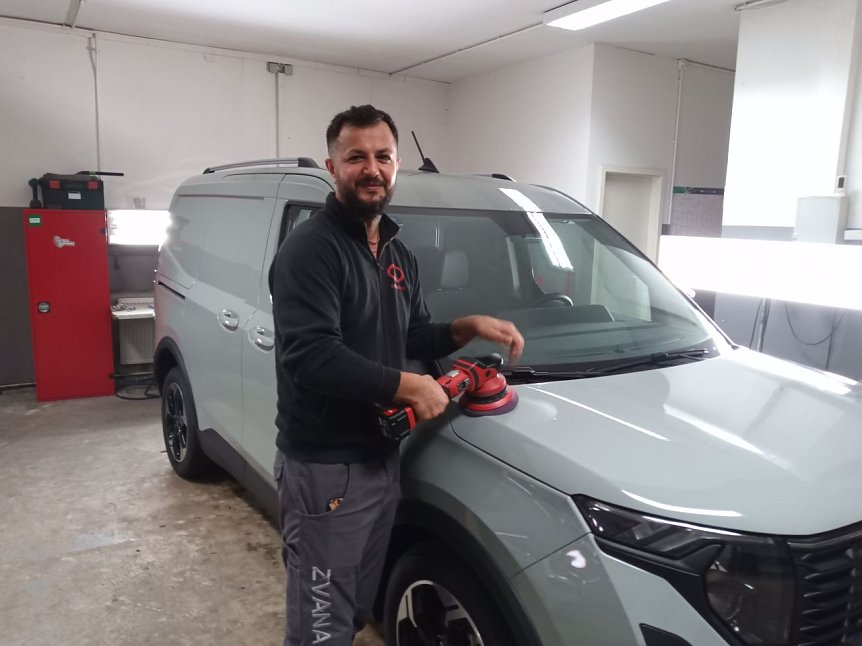 Bild: Shamsul Ahmadi bei der Arbeit, hier beim Polieren eines Autos.