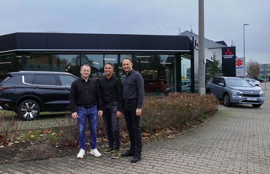 Bild: Von links: Sebastian Langer (Kalkh&uuml;tte), Alf Grabinski (Caf&eacute; Central) und Andreas Peter (Gesch&auml;ftsf&uuml;hrer Autohaus Peter Gruppe) wollen die Tradition des Ballgeschehens in Nordth&uuml;ringen wieder beleben.