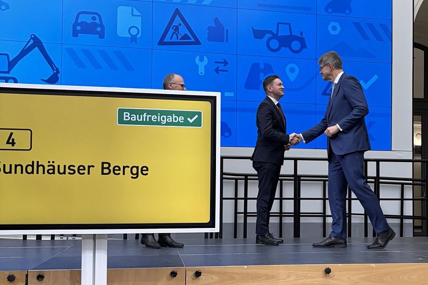 Bild: Verkehrsminister Patrick Schnieder gratuliert dem Bundestagsabgeordneten David Gregosz zu Baufreigabe und Verf&uuml;gbarmachung millionenschwerer�Finanzmittel.