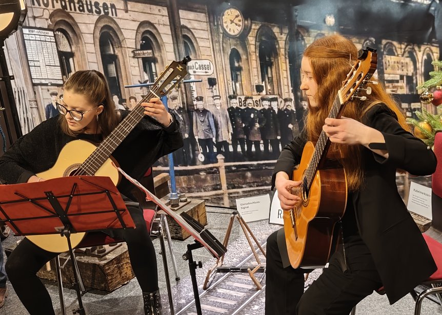 Bild: Musikalisch umrahmt wurde die Vernissage durch Sofia Wolf und Helene M&uuml;ller