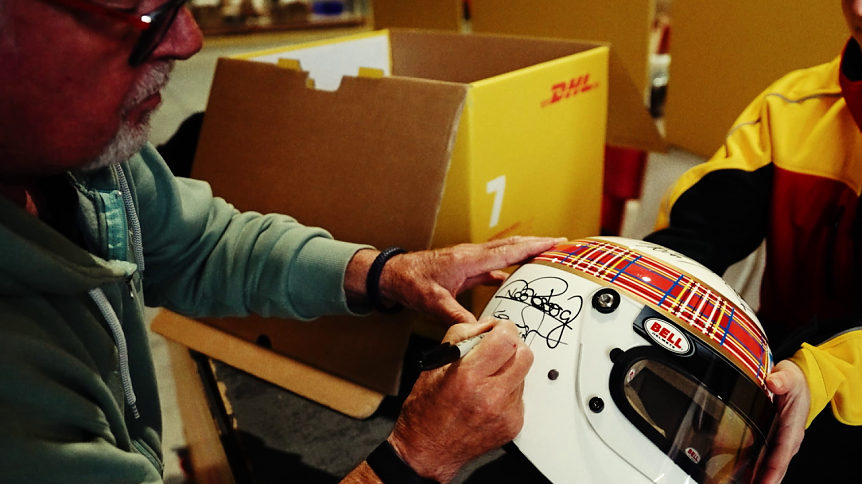 Bild: Formel 1 Helm wird signiert