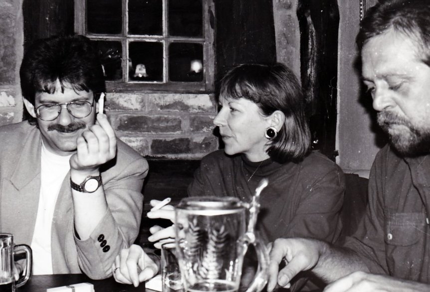 Bild: Nach der Arbeit in der Redaktion wurde es immer mal gem&uuml;tlich, wie hier Anfang 1995. Rechts "HP", daneben die Redakteure Heidrun Fischer und PSG