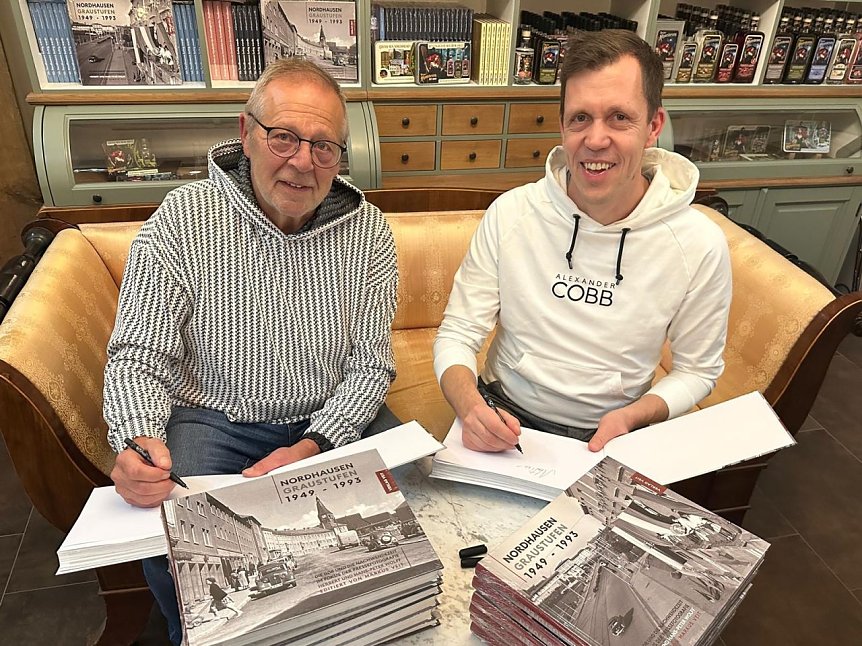 Bild: Hans-Peter Wolff und Markus Veit haben die gestern &uuml;ber 70 Exemplare des neuen Bildbandes signiert