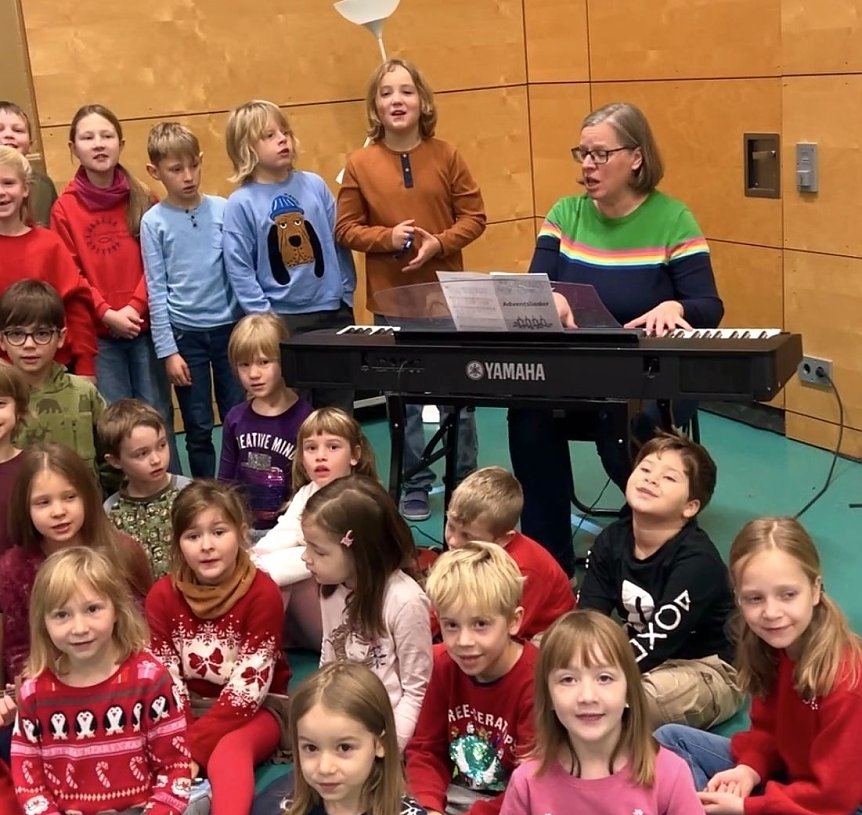 Bild: Musiklehrerin Viola Kremzow am E-Piano