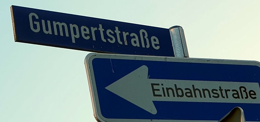 Bild: Die Gumpertstra&szlig;e fiel, welch ein Gl&uuml;ck, fast 700 Jahre lang bei der Stra&szlig;enbenennung nach Politikern durchs Raster. F&uuml;r das Jahr 1376 ist bereits die Bezeichnung Gumprechtis Gasse dokumentiert. -Vielleicht hat sie das auch vor der Zerst&ouml;rung gerettet?