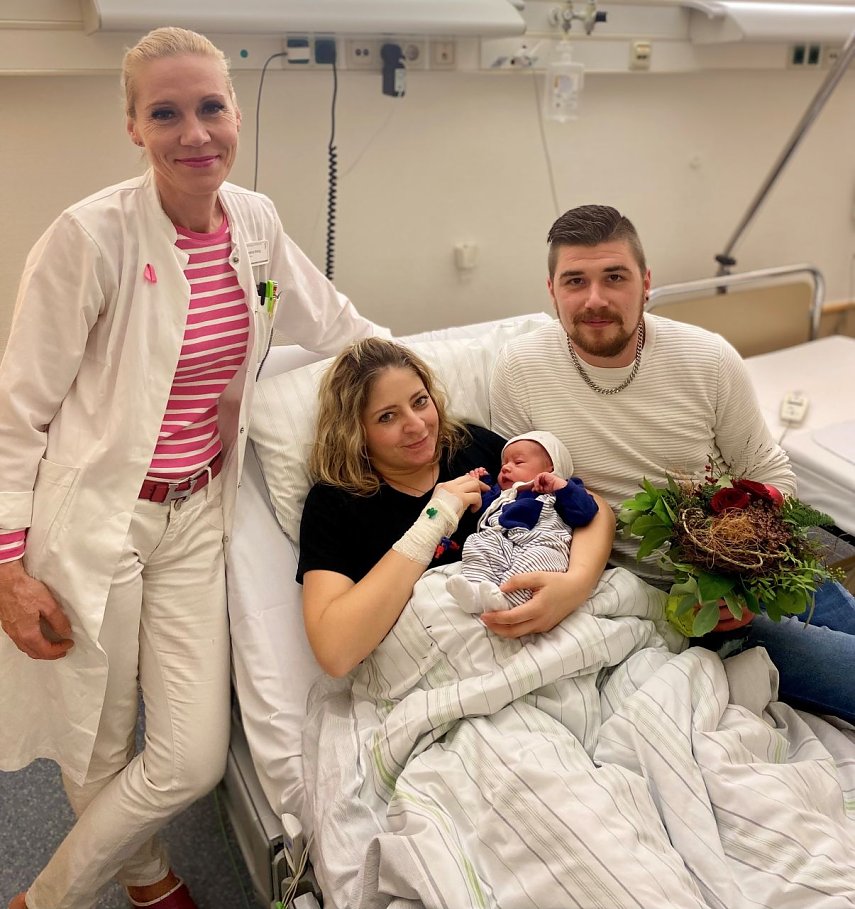 Bild: Chef&auml;rztin Gudrun K&ouml;nig mit Eltern Victoria und Maximilian und Baby Nelio