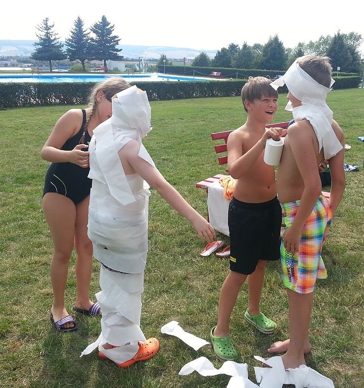 Bild: Abschlussfest im Schwimmbad