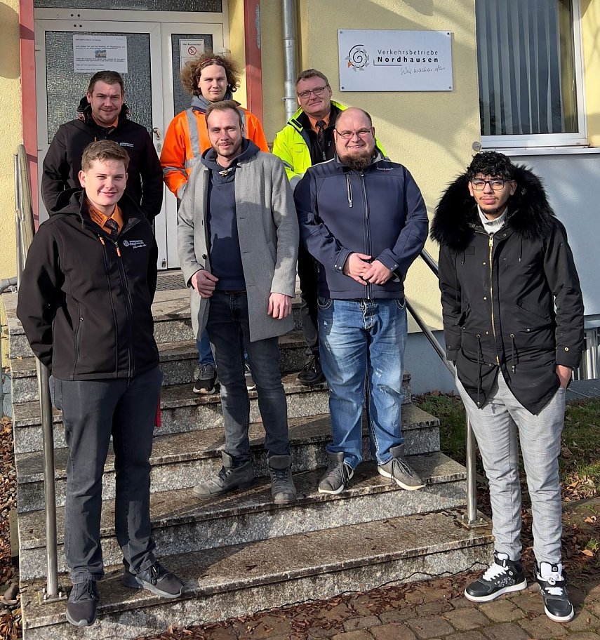 Bild: Marco Wei&szlig;kopf (Ausbilder, hintere Reihe links) und Marko Kupfer (Leiter Stra&szlig;enbahnfahrdienst, hintere Reihe, rechts) begr&uuml;&szlig;ten Theo Aderhold, Maximilian Kleine, Andreas Kopietz, Christian G&ouml;ppel und Isamdin El Fahmi Hamed zur Ausbildung zum Triebwagenfahrer f&uuml;r Stra&szlig;enbahnen
