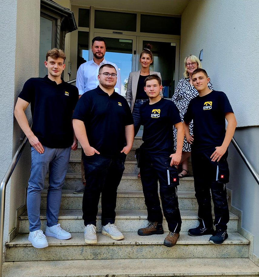Bild: Bildunterschrift:  Geh&ouml;ren jetzt zum SWG-Team: Lennart Erdmann, Maximilian Grabert, Niclas Wendt und Paul Eichel (v.l.n.r.) haben im August bei der SWG und der SWG-Objektmanagement GmbH eine Ausbildung begonnen. Objektmanagement-Chef Pascal Wetzler, SWG-Ausbilderin Sarah Krug und SWG-Chefin Inge Klaan freuen sich &uuml;ber den SWG-Nachnachwuchs.