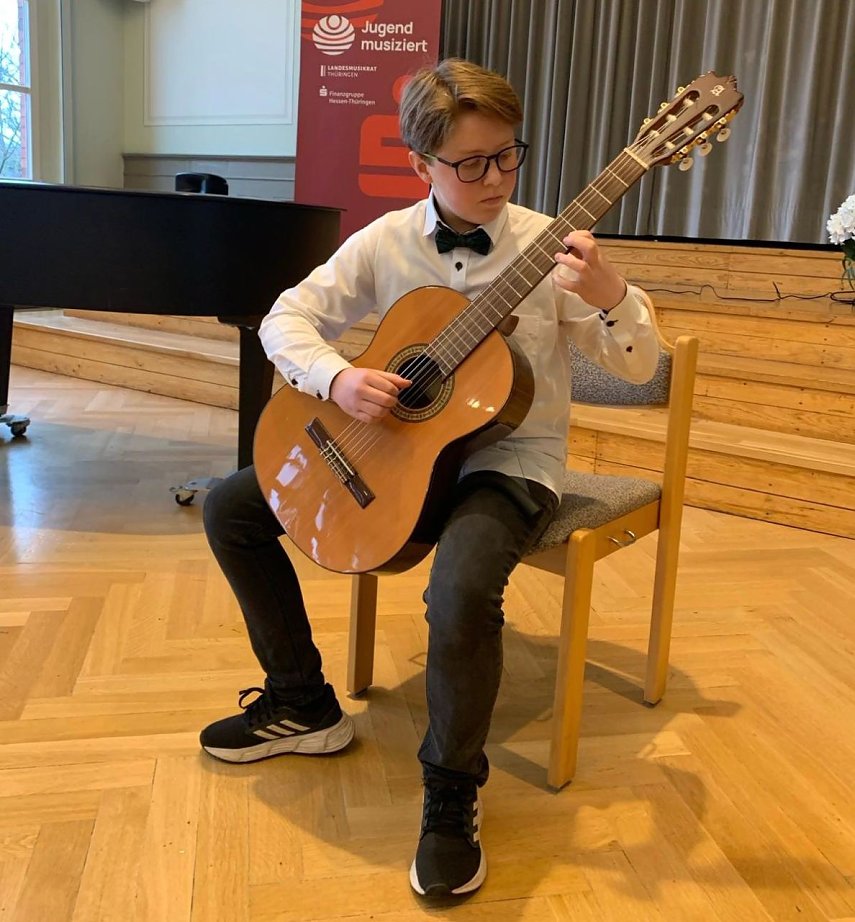 Bild: Anton Cieslak an der Gitarre