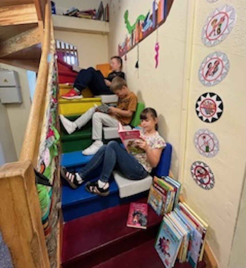 Bild: Lesetreppe in der Staatlichen Grundschule in Udersleben