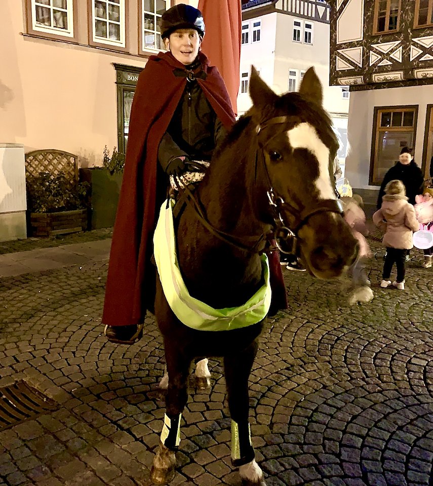 Bild: Stefanie Schwarzkopf auf Rocco als Heiliger Martin