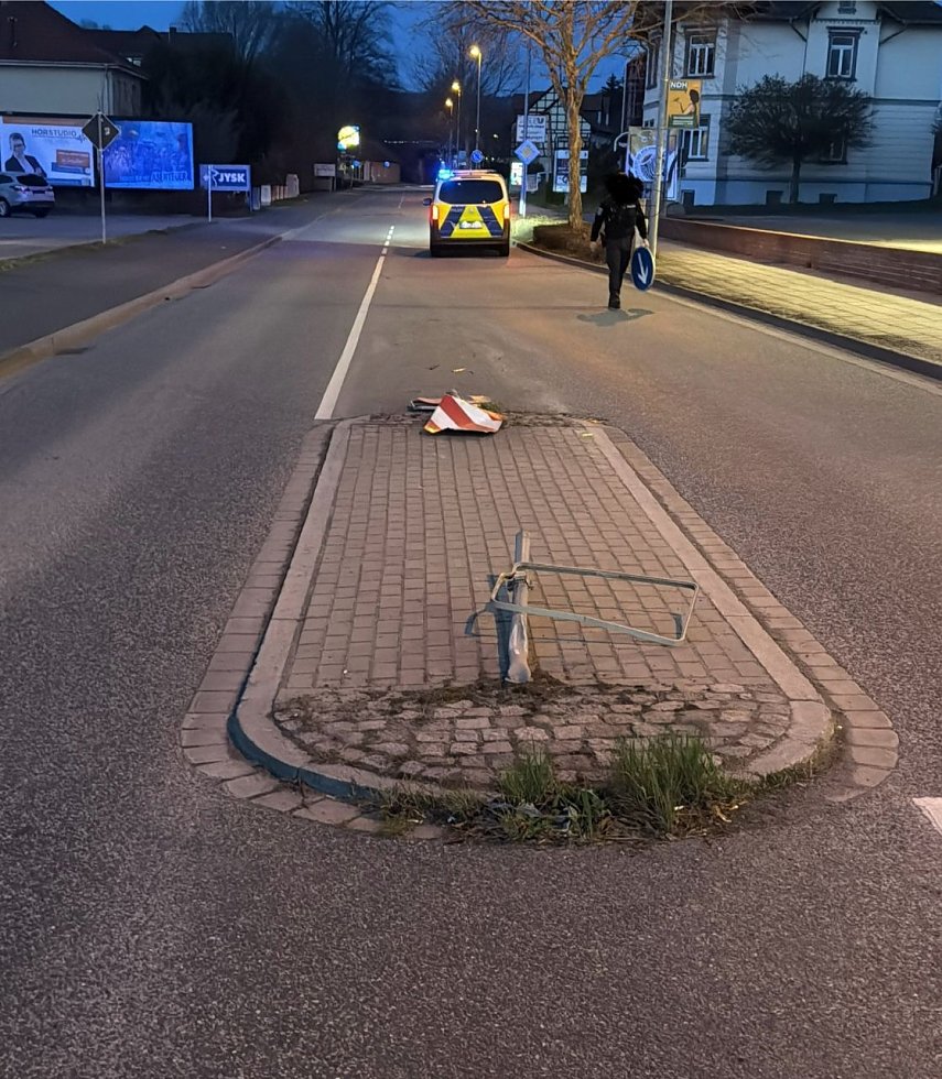 Bild: Schaden an einer Verkehrsinsel hinterlie&szlig; ein unfallfl&uuml;chtiger Fahrer