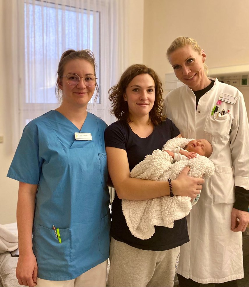 Bild: Nicole Fischer, Hebamme Eichsfeld Klinikum  Mutter Indira mit Baby Flynn  Gudrun K&ouml;nig, Chef&auml;rztin Klinik f&uuml;r Gyn&auml;kologie und Geburtshilfe Eichsfeld Klinikum