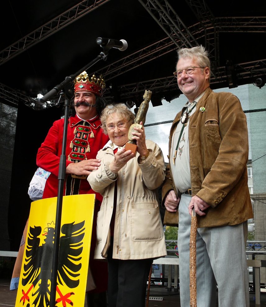 Bild: Frau Schirmer wird geehrt
