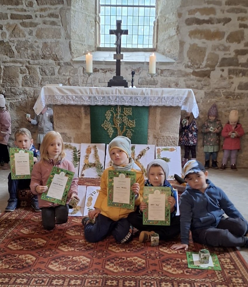 Bild: Im feierlich geschm&uuml;ckten Kirchenraum sagten die Kinder nicht nur Danke f&uuml;r die Gaben der Natur, sondern pr&auml;sentierten auch stolz die Fr&uuml;chte ihrer eigenen Arbeit. 