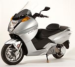 Der Roller von Vectrix ist komfortabel und überzeugt durch den starken E-Motor. Reichweite: 70 Kilometer (Foto: ADAC) Der Roller von Vectrix ist komfortabel und überzeugt durch den starken E-Motor. Reichweite: 70 Kilometer (Foto: ADAC)