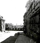 Blick vom Hagentor, H&ouml;he der ehemaligen Brauerei, zum Hagen. Die Ruine dort ist die des Ilfelder Hofs. Die hohe Ruine links hinten geh&ouml;rt zur ehemaligen Marktkirche. Nur das Backsteinhaus steht noch (Foto: Archiv Fritz Schmalz)