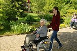Marga Michalik genie&szlig;t es, von Celina Franze durch das kleinen Parkgel&auml;nde am  spazieren gefahren zu werden und zu plaudern. Und sie freut sich auf die richtig gro&szlig;e Runde durch das Wohnviertel. (Foto: Mathias Daniel)