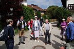 B&uuml;rgermeister Josef Steigenberger (in Lederhose) f&uuml;hrte die G&auml;ste durch Bernried. Neben ihm Hut-Heidi, die Reisebegleiterin. (Foto: Kurt Frank)