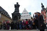 Vor traumhafter Kulisse - dem Rathaus und der Andreaskirche - gaben die Kinder dem Reformator ein Ständchen. (Foto: Jochen Miche) Vor traumhafter Kulisse - dem Rathaus und der Andreaskirche - gaben die Kinder dem Reformator ein Ständchen. (Foto: Jochen Miche)