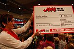 AWG hielt Wort: Antje Przybilski, stellvertretende Filialleiterin, brachte das Versprochene in Form eines &uuml;berdimensionierten Schecks &uuml;ber 500 Euro.  (Foto: Jochen Miche)