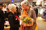 Oberb&uuml;rgermeisterin Jutta Fischer (rechts) dankte AWG Filialleiterin Kathrin Bellstedt f&uuml;r die gute Zusammenarbeit mit einem Blumenstrau&szlig;. (Foto: Jochen Miche)